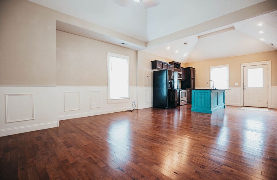 Building Photo - 1046 E Walnut St