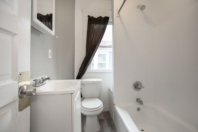 Building Photo - 4 BED 1 BATH SINGLE FAMILY HOME IN CLEVELAND!