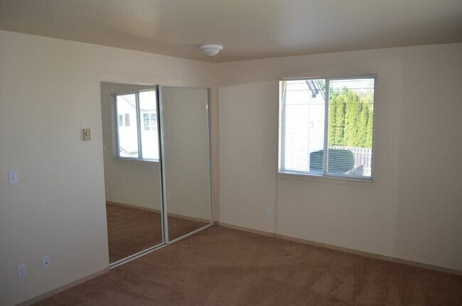 Building Photo - Stylish Modern 3 Bed, 2.5 Bath Townhouse i...