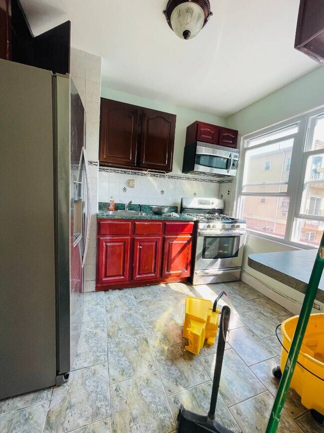 Building Photo - 97-11 Cresskill Pl