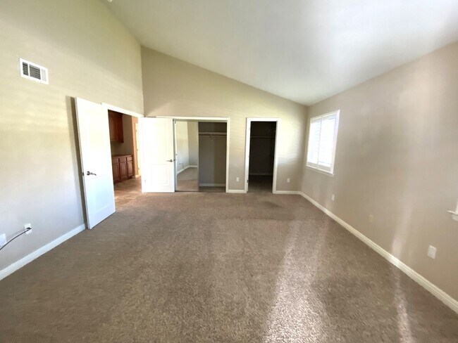 Building Photo - Foxenwood Garden Villa home 2 bedroom + a office