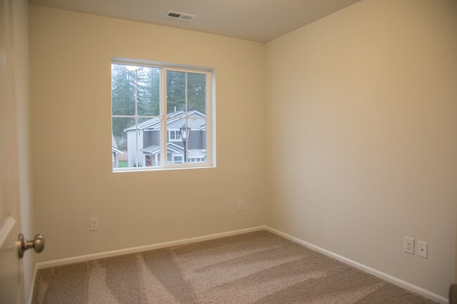 Building Photo - Lacey, 4 bedroom, 2.5 bath home.