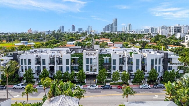 Building Photo - Ten30