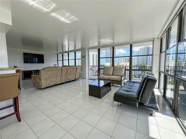 Building Photo - 800 Parkview Dr