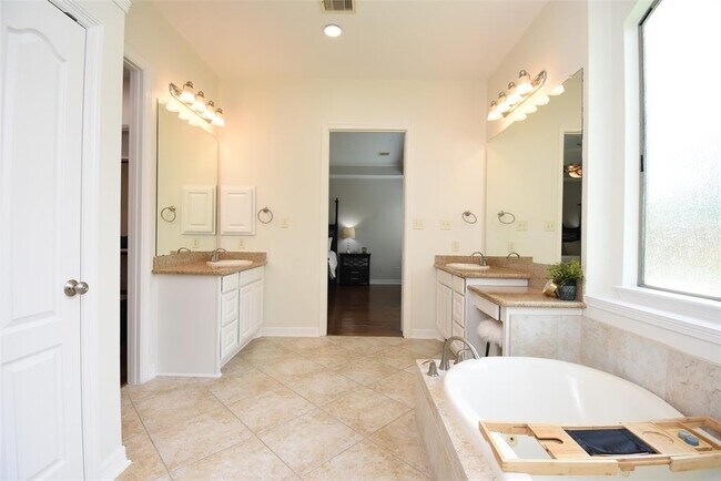 Building Photo - 18901 N Bee Cave Springs Cir