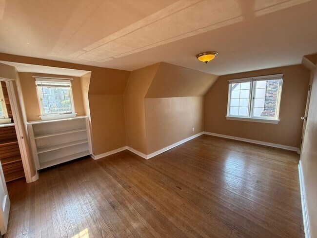Building Photo - 2466 Montavista Pl W
