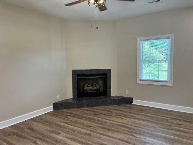 Building Photo - Stunning One Level Home located in central Johnson City!  