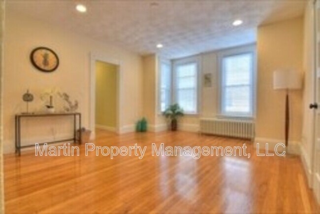 Building Photo - 14-14 Beltran St