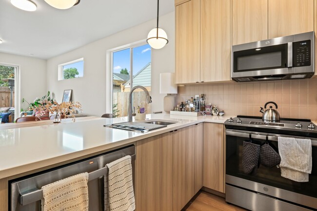 Building Photo - 6417 N Greenley Ave #4