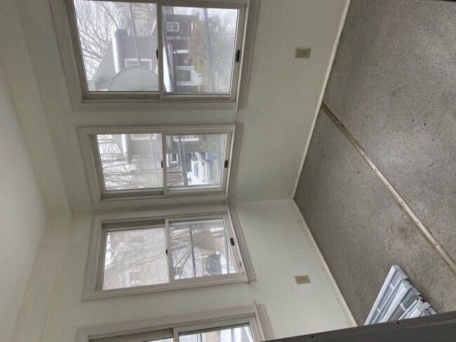Building Photo - 1200 sq ft 3 bed 1 bath Brighton apartment!