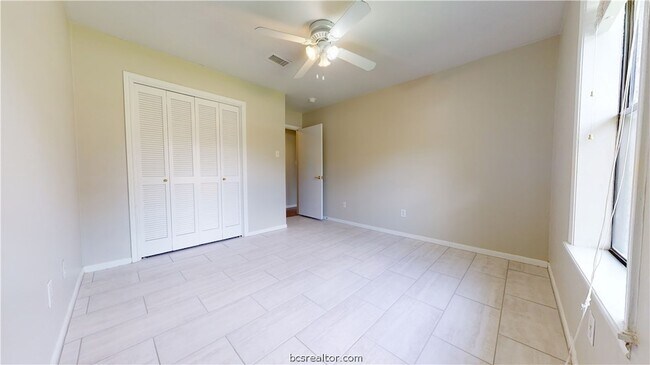 Building Photo - 1003 Val Verde Dr