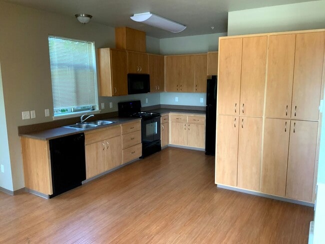 Building Photo - 2 Bedroom, 2 Bath Close to U of O campus on 14th & Patterson