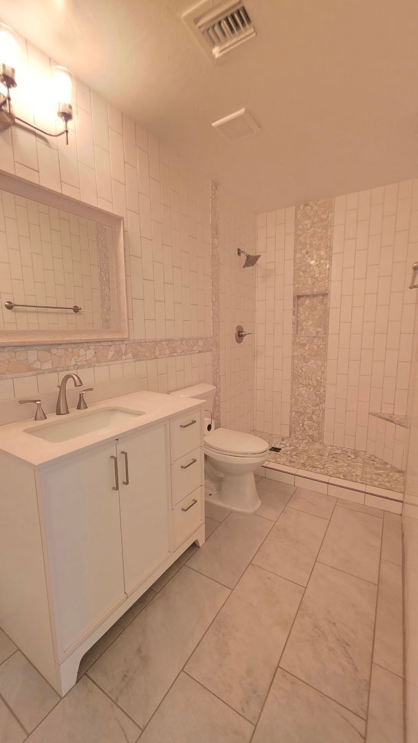 Building Photo - Beautiful Renovated  4 Bed 2 Bath HOME!