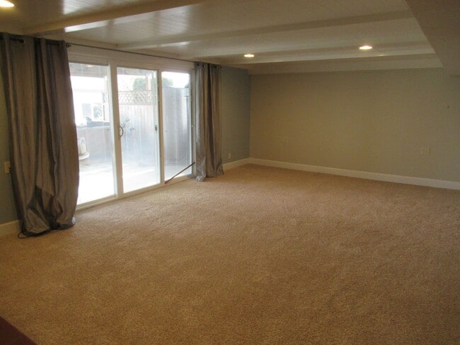 Building Photo - Mid-Century Four Bedroom in Candalaria