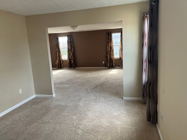 Building Photo - Modern and huge 4bed/2.5bath home availabl...