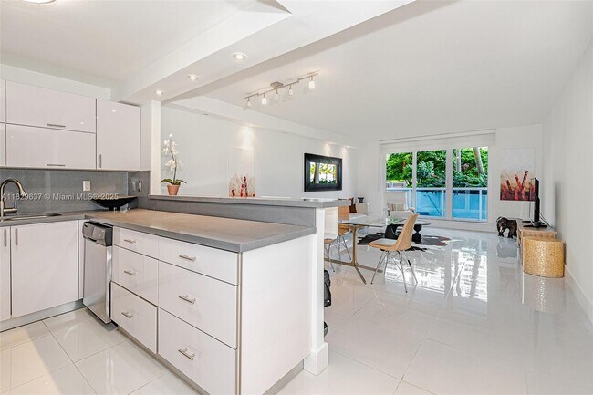 Building Photo - 2301 Collins Ave