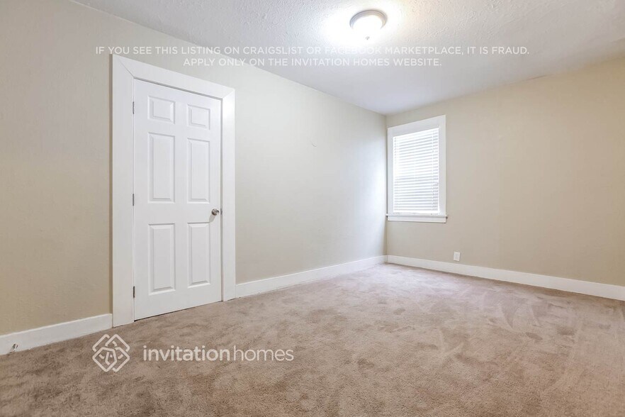 Building Photo - 2627 S Dunsmuir Ave