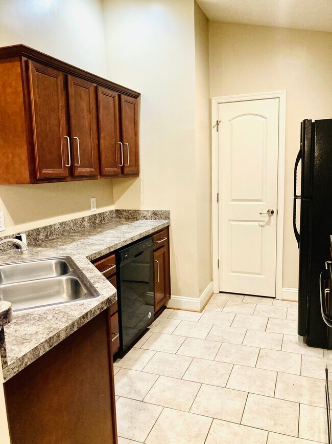 Building Photo - Top floor, fully furnished, with balcony-  Perfect for Professionals- Near shops & restaurants