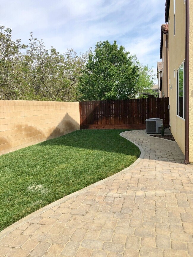 Building Photo - 2404 N Chardonnay Pl