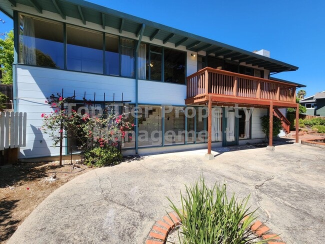 Building Photo - Beautiful 3-bedroom, 2-bathroom home locat...