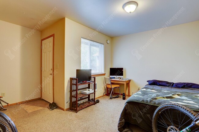 Building Photo - Bright corner 2 BR unit in amazing westsid...