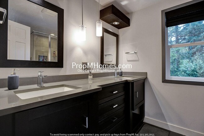 Building Photo - Charming Updated First Addition Cottage!