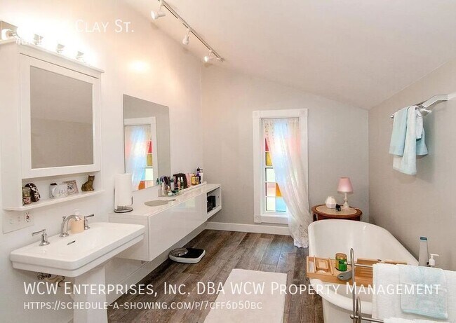 Building Photo - 131 SW Clay St