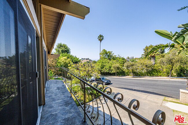 Building Photo - 18022 Lake Encino Dr