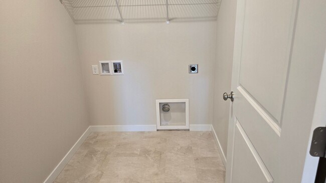Building Photo - Amazing 3 bedroom home