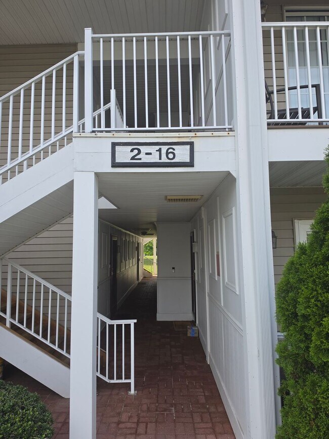 Building Photo - 12 Amberly Ct