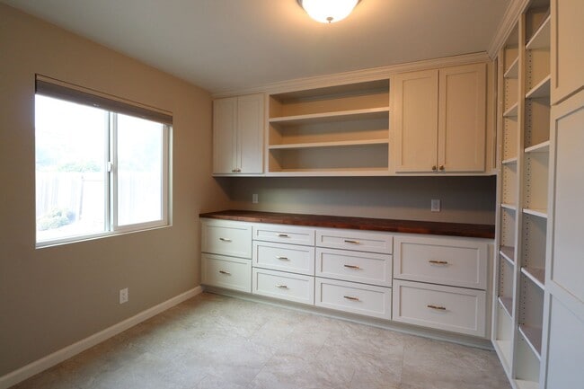 Building Photo - 565 Clubhouse Dr
