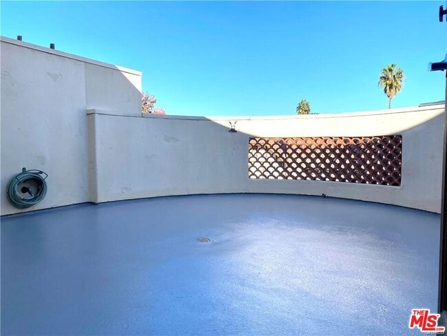 Building Photo - 4360 Ventura Canyon Ave