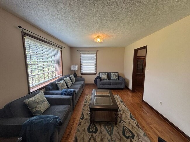 Building Photo - 720 Riverland Dr