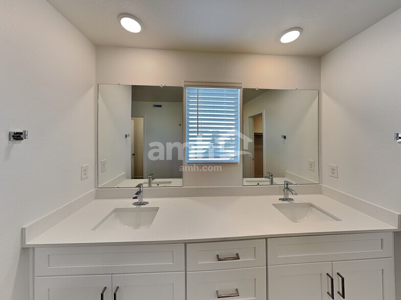 Building Photo - 12532 W Flynn Ln