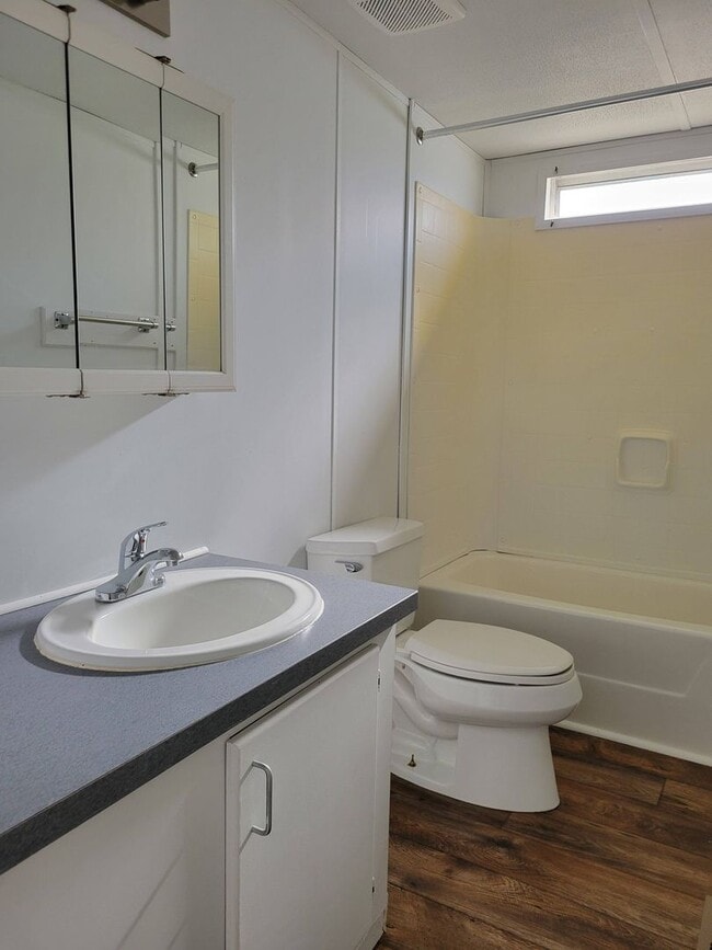 Building Photo - Ready to Move in