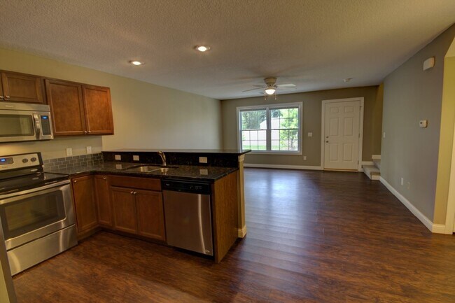 Building Photo - Gorgeous 3 Bedroom Townhome