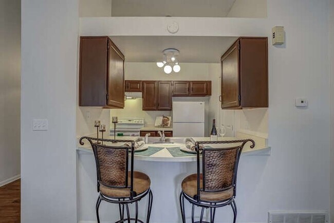 Building Photo - 1 Bedroom 1 Bathroom Beautifully Updated - New Paint & Carpet - Washer/Dryer In Unit