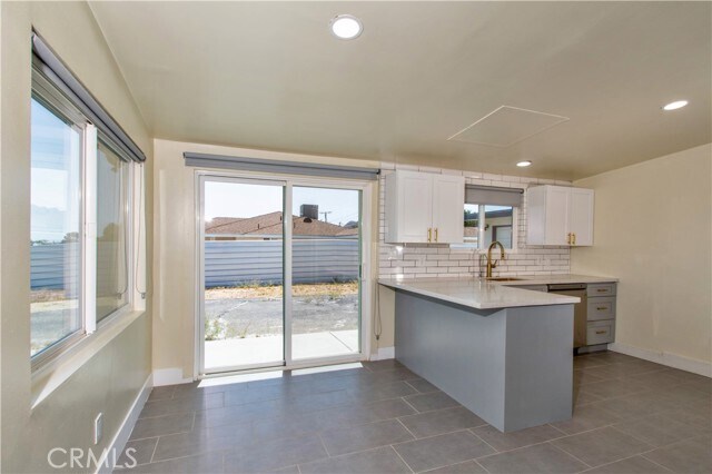 Building Photo - 61495 La Jolla Dr