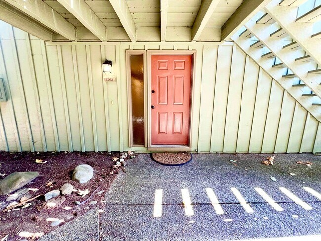 Building Photo - Charming Updated 2 Bed/1 Bath Condo in Tranquil Lake Oswego! MOVE-IN SPECIAL!