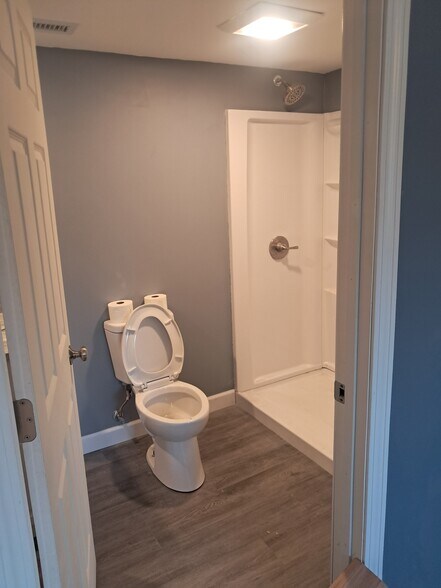 Bathroom 1 - 23 High St