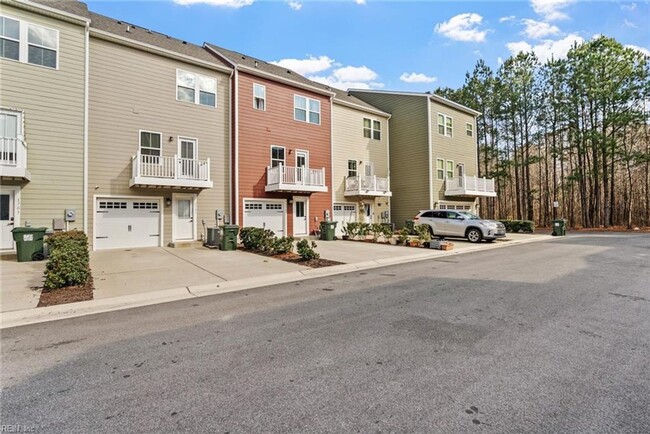 Building Photo - Newer Construction 3 Story Condo!