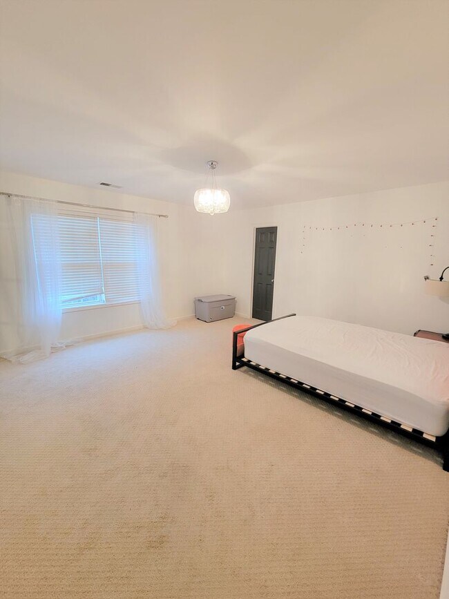 Building Photo - Stunning Willoughby Park Home