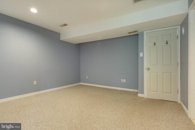 Building Photo - 6213 Stratford Ct