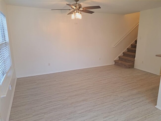 Building Photo - 6703 Hill Oaks Dr