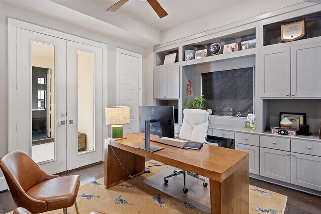 Building Photo - 105 Bisset Ct