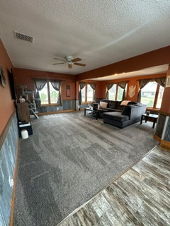 Building Photo - 3 Bed Single Family Home - Staples - Detached 3 car garage