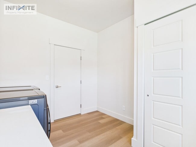 Building Photo - 3 Bedroom - Modern Comfort in a Peaceful S...