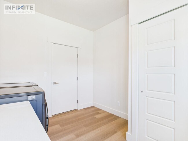 Building Photo - 3 Bedroom - Modern Comfort in a Peaceful Setting