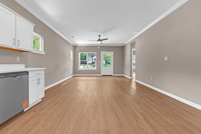 Building Photo - 557 Lundee St