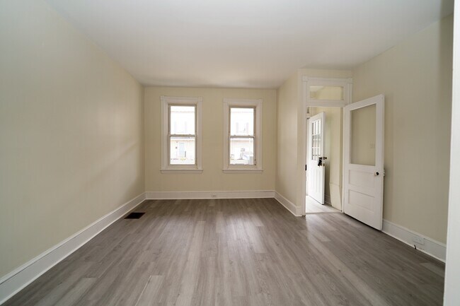 living room - 407 S Claymont St